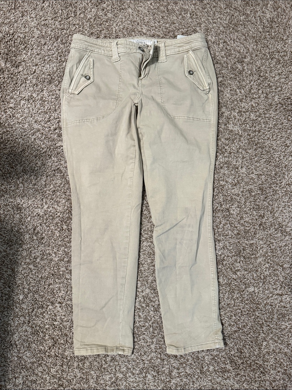 Straight-Leg Beige Women’s Jeans with Button-Trim Pockets